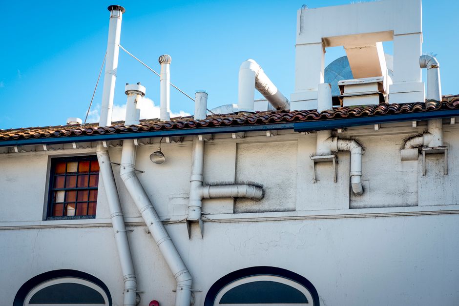 Olor a Alcantarilla en el Baño por Viento en Alicante: El Fenómeno del Desifonamiento