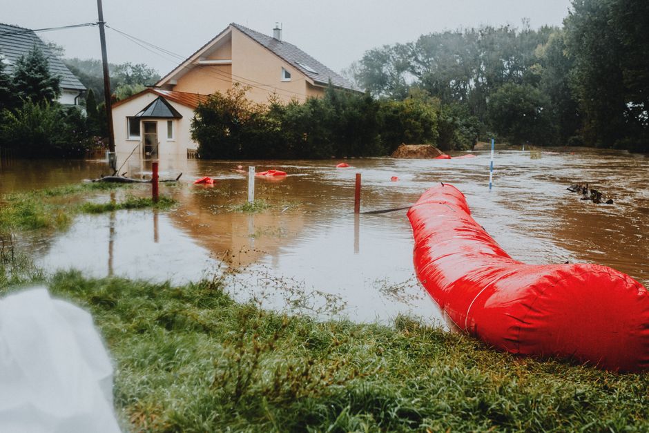 Achique de Agua en Sótanos y Garajes Inundados en Alicante: Bombas de Achique y Seguros